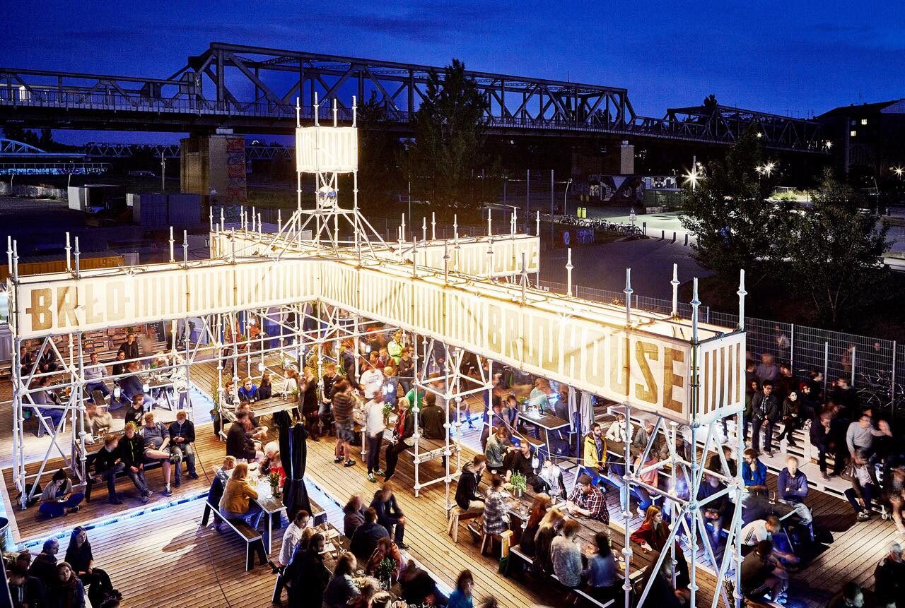 BRLO Brwhouse, biergarten nos contêineres
